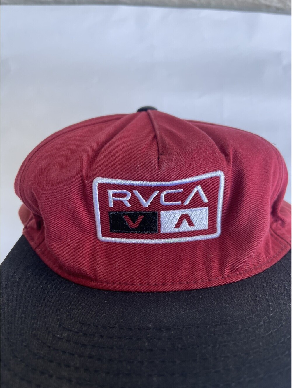RVCA mid fit men's snapback hat. Burgundy & black. OS